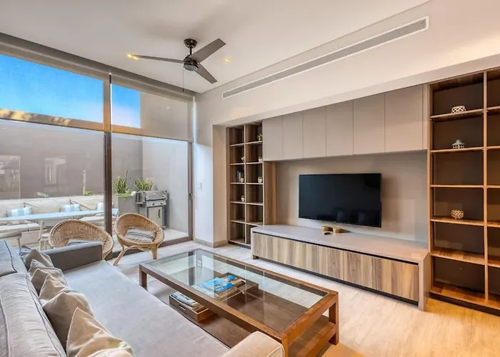 Ferienhaus Modern Marina-view Penthouse With Private Hot Tub, Pool & Netflix