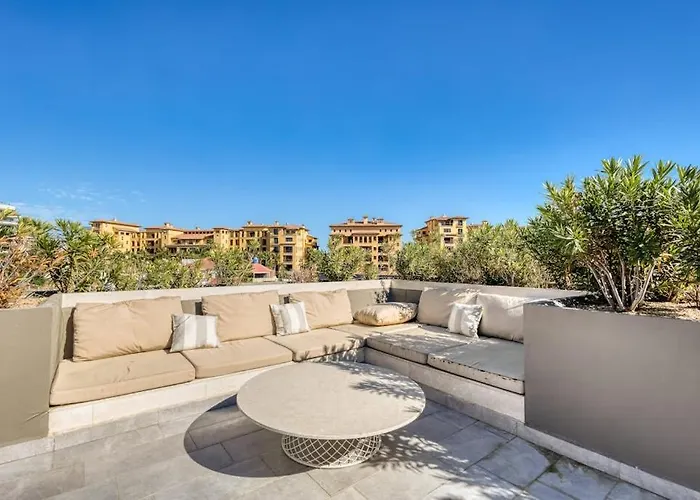 Modern Marina-view Penthouse With Private Hot Tub, Pool & Netflix