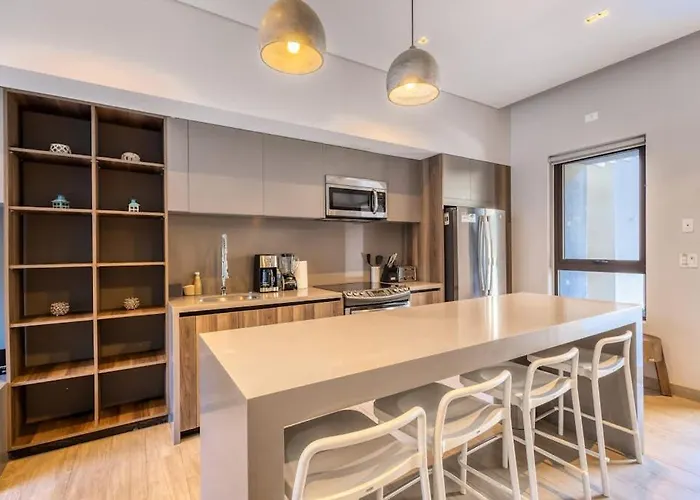 Modern Marina-view Penthouse With Private Hot Tub, Pool & Netflix Ferienhaus *