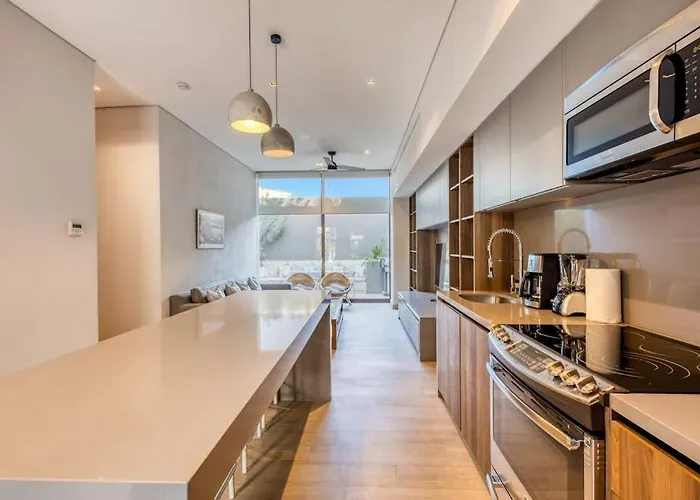 Ferienhaus Modern Marina-view Penthouse With Private Hot Tub, Pool & Netflix *