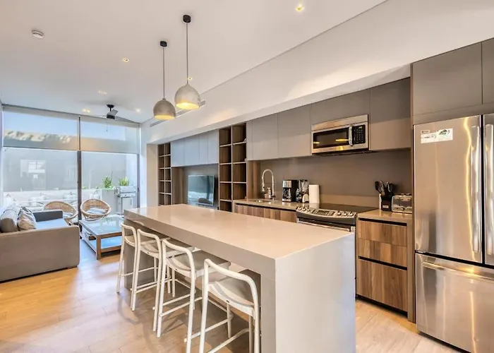 Modern Marina-view Penthouse With Private Hot Tub, Pool & Netflix Ferienhaus