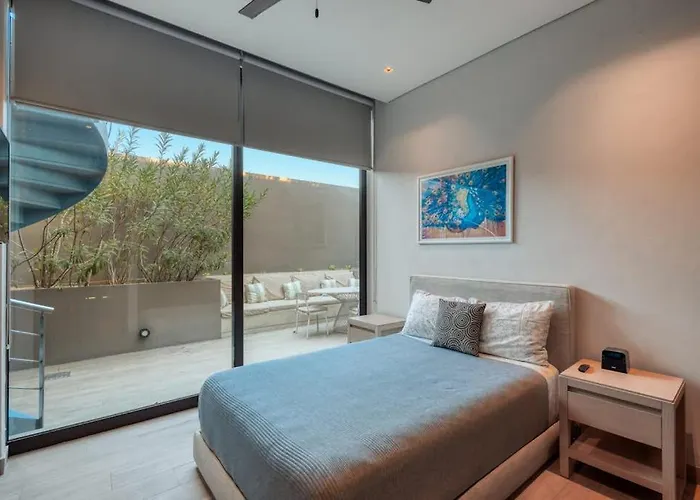 Modern Marina-view Penthouse With Private Hot Tub, Pool & Netflix Ferienhaus