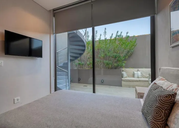 Modern Marina-view Penthouse With Private Hot Tub, Pool & Netflix Ferienhaus *