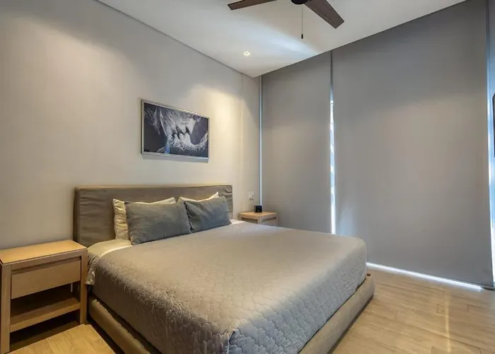 Ferienhaus Modern Marina-view Penthouse With Private Hot Tub, Pool & Netflix *