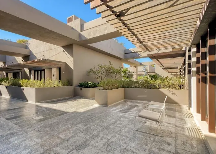 Modern Marina-view Penthouse With Private Hot Tub, Pool & Netflix Ferienhaus