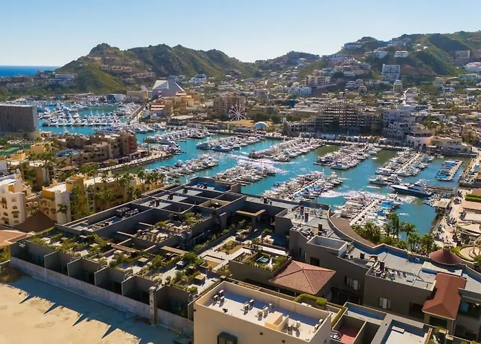 Modern Marina-view Penthouse With Private Hot Tub, Pool & Netflix
